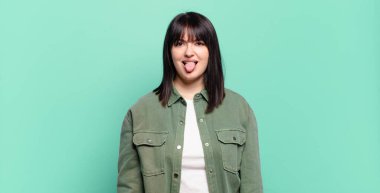 Ayrıca boyunda güzel bir kadın iğrenmiş ve rahatsız olmuş hissediyor, dilini dışarı çıkarıyor, iğrenç ve iğrenç bir şeyden hoşlanmıyor.