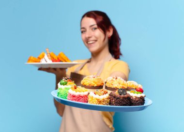 Pasta ve gözlemeleri olan güzel bir fırın çalışanı.