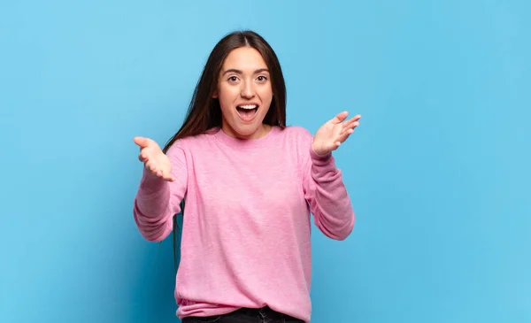 Joven Mujer Bastante Casual Sentirse Feliz Asombrado Afortunado Sorprendido Como — Foto de Stock