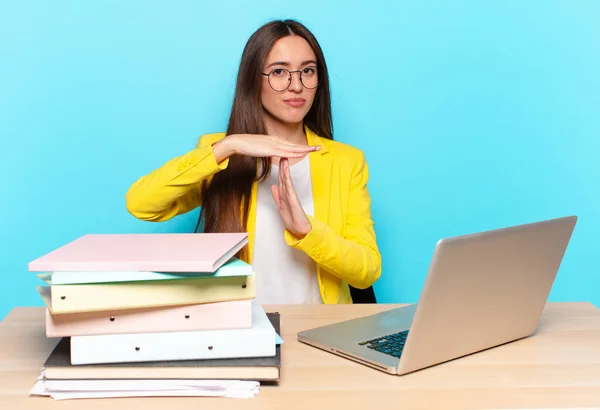 Joven Bonita Mujer Negocios Buscando Serio Severo Enojado Disgustado Haciendo — Foto de Stock