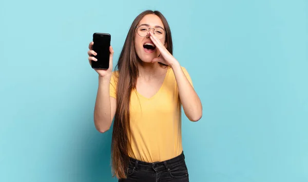 Joven Bonita Mujer Sintiéndose Feliz Emocionado Positivo Dando Gran Grito — Foto de Stock