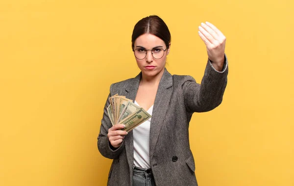 Νέα Όμορφη Γυναίκα Κάνει Capice Χειρονομία Χρήματα Σας Λέει Πληρώσει — Φωτογραφία Αρχείου