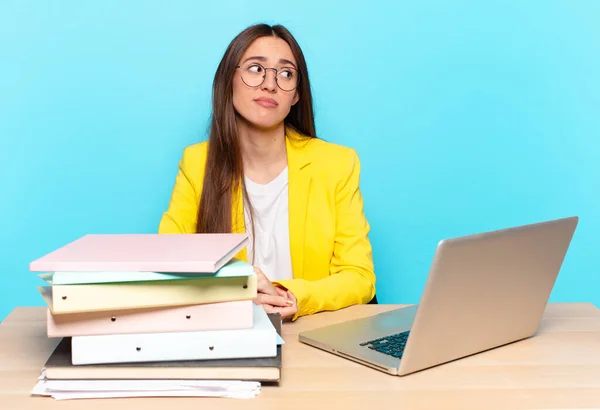 Joven Bonita Mujer Negocios Preguntándose Pensando Pensamientos Ideas Felices Soñando — Foto de Stock