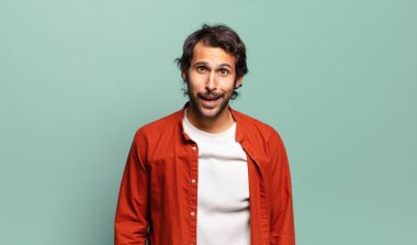 Genç, yakışıklı, dost canlısı, kaygısız bir gülümsemesi olan, pozitif, rahat ve mutlu, ürpertici görünen Hintli bir adam.