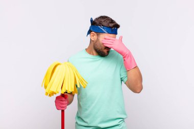 Genç adam yüzünü eliyle kapatıyor ve kamerayı durdurmak için diğer elini öne koyuyor, fotoğraf ya da resimleri reddediyor.