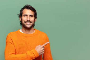 Kopya alanı olan yakışıklı Hintli genç adam.