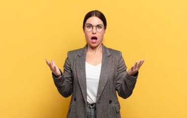 Genç ve güzel bir kadın son derece şaşkın ve şaşırmış, endişeli ve panik içinde, stresli ve dehşete kapılmış bir bakışla