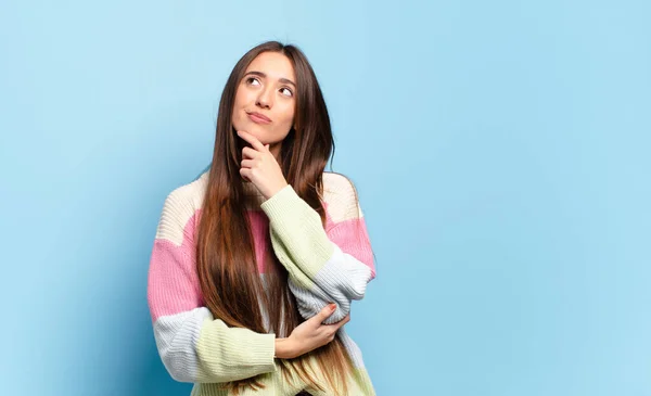 Jovem Mulher Bastante Casual Sentindo Pensativo Imaginando Imaginando Ideias Sonhando — Fotografia de Stock