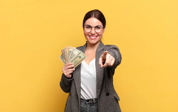 Jonge Mooie Vrouw Wijzen Naar Camera Met Een Tevreden Zelfverzekerde — Stockfoto