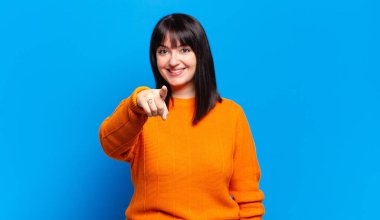 Ayrıca güzel bir kadın kameraya bakıyor. Tatmin olmuş, kendine güvenen, dost canlısı bir gülümsemeyle seni seçiyor.