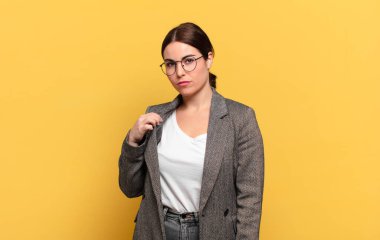 Genç ve güzel bir kadın kibirli, başarılı, pozitif ve gururlu görünüyor.