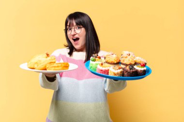 Artı pastalı güzel bir kadın.