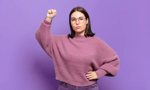 Junge Hübsche Frau Die Sich Ernst Stark Und Rebellisch Fühlt — Stockfoto