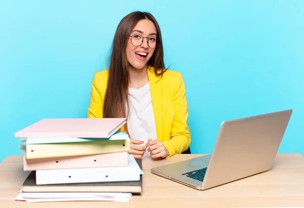 Joven Mujer Negocios Bonita Con Una Sonrisa Grande Amigable Despreocupada — Foto de Stock