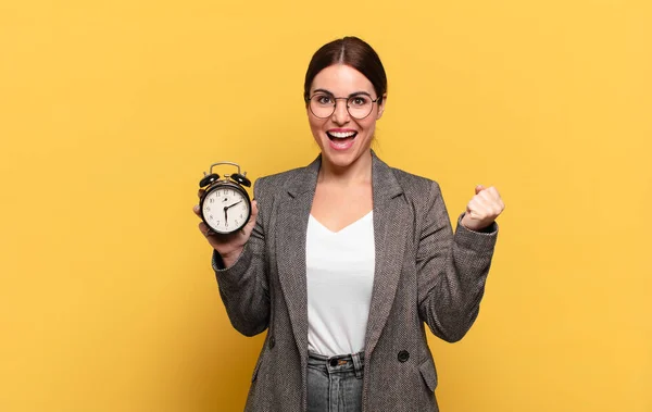 Giovane Bella Donna Sentirsi Scioccato Eccitato Felice Ridendo Celebrando Successo — Foto Stock