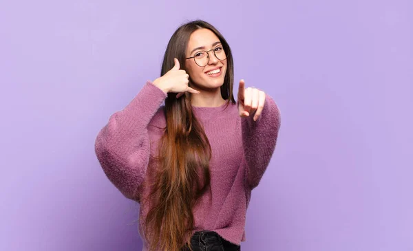 Joven Mujer Bastante Casual Sonriendo Alegremente Apuntando Cámara Mientras Que — Foto de Stock