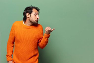 Genç, yakışıklı, etkileyici ve şüpheci Hintli bir adamın fotokopi alanı.