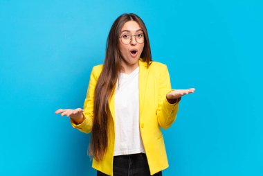 Genç ve güzel bir kadın son derece şaşkın ve şaşırmış, endişeli ve panik içinde, stresli ve dehşete kapılmış bir bakışla