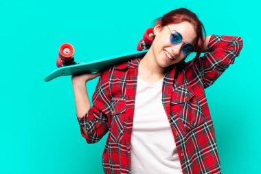 Kaykaylı güzel bir kadın.