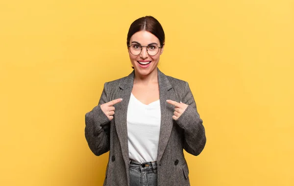 Joven Bonita Mujer Sintiéndose Feliz Sorprendida Orgullosa Apuntando Misma Con —  Fotos de Stock