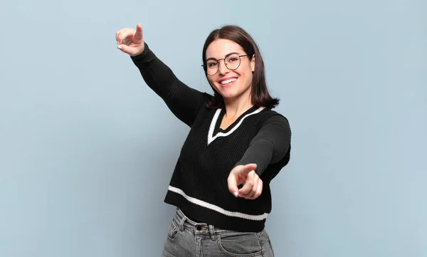 Junge Hübsche Lässige Frau Die Sich Glücklich Und Selbstbewusst Fühlt — Stockfoto