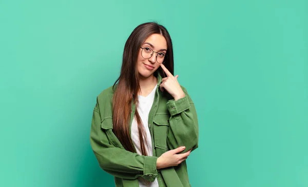 Jong Vrij Casual Vrouw Houden Een Oogje Niet Vertrouwen Kijken — Stockfoto