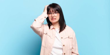 Artı boyut olarak güzel bir kadın unutulmuş bir süre için panikliyor, stresli hissediyor, bir karmaşayı veya hatayı örtbas etmek zorunda kalıyor.