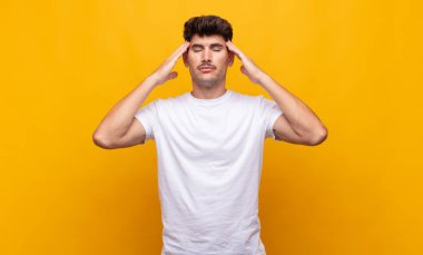 Genç yakışıklı adam konsantre, düşünceli ve ilham verici, beyin fırtınası yapıyor ve hayal kuruyor.