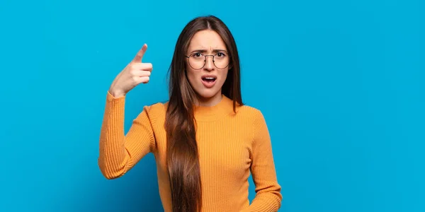 Jeune Jolie Femme Décontractée Pointant Vers Caméra Avec Une Expression — Photo