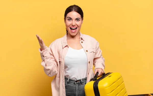 Joven Bonita Mujer Sintiéndose Feliz Emocionado Sorprendido Sorprendido Sonriendo Asombrado — Foto de Stock