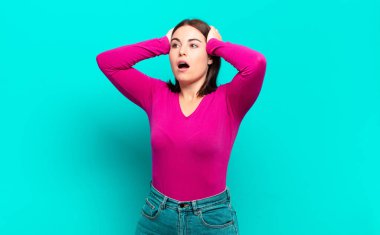 Dehşete düşmüş ve şok olmuş görünen ağzı açık, genç, hoş, sıradan bir kadın. Korkunç bir hata yüzünden el ele tutuşuyor.