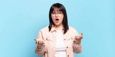 Artı boyut olarak güzel bir kadın ağzı açık ve şaşkın, şok olmuş ve hayretler içinde inanılmaz bir sürprizle