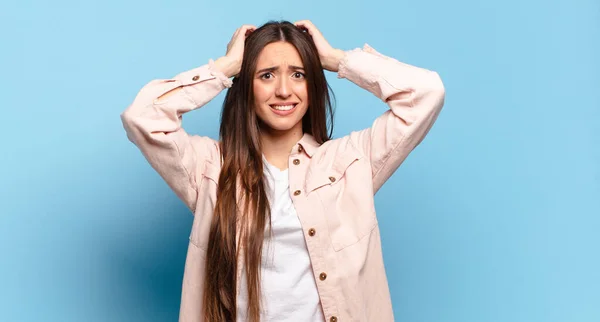 Junge Ziemlich Lässige Frau Die Sich Gestresst Besorgt Ängstlich Oder — Stockfoto