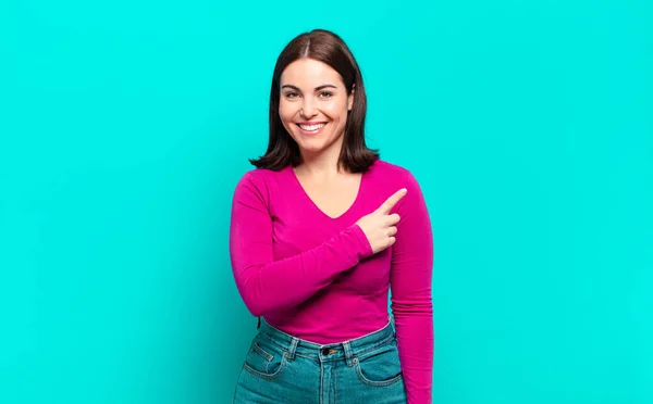 Joven Mujer Bastante Casual Sonriendo Alegremente Sintiéndose Feliz Señalando Hacia — Foto de Stock