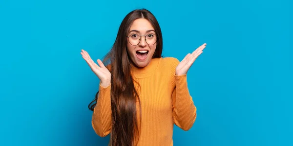 Joven Mujer Bastante Casual Buscando Feliz Emocionado Sorprendido Con Una — Foto de Stock