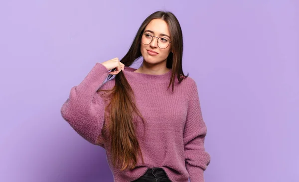 Jovem Mulher Bastante Casual Sentindo Estressado Ansioso Cansado Frustrado Puxando — Fotografia de Stock