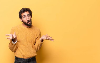 Genç çılgın sakallı adam fotokopi aletiyle kendini ifade ediyor..