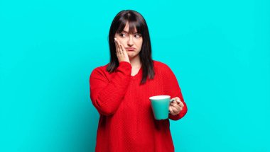 Artı boyut olarak güzel bir kadın sıkılmış, hayal kırıklığına uğramış ve uykulu. Yorucu, sıkıcı ve can sıkıcı bir işten sonra, el ele tutuşarak.