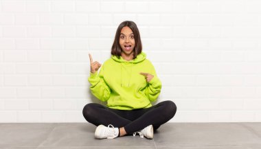 İspanyol kadın gururlu ve şaşırmış hissediyor, kendine güvenen, başarılı bir numara gibi hisseden