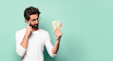 Dolar banknotları olan çılgın sakallı genç adam.