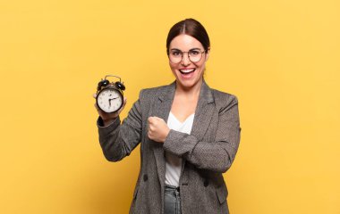 Genç ve güzel bir kadın mutlu, pozitif ve başarılı hissediyor, bir meydan okumayla karşılaştığında ya da iyi sonuçları kutladığında motive oluyor.