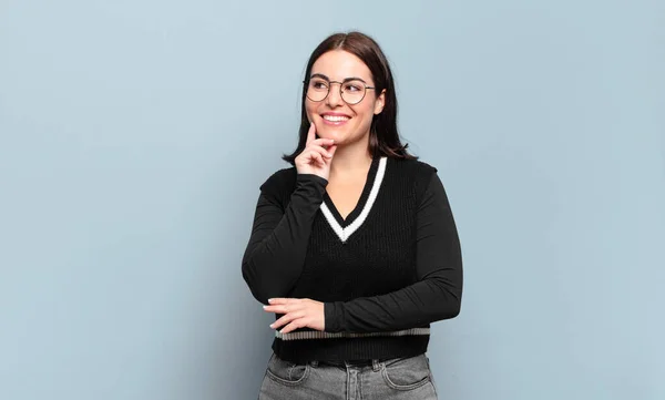 Jovem Mulher Bastante Casual Sorrindo Feliz Sonhando Acordado Duvidar Olhando — Fotografia de Stock