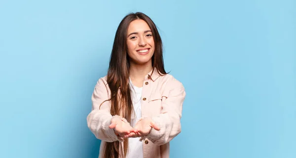 Ung Ganska Avslappnad Kvinna Ler Glatt Med Vänlig Säker Positiv — Stockfoto