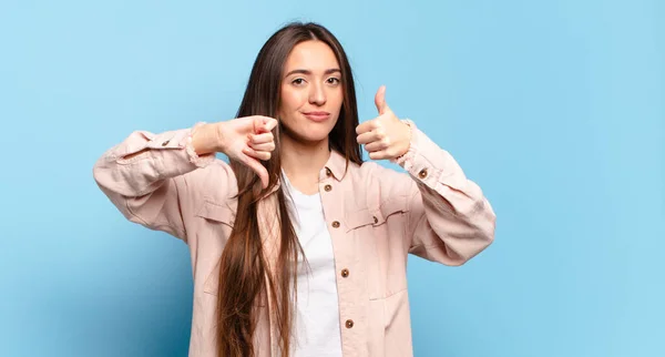 Jovem Mulher Bastante Casual Sentindo Confuso Sem Noção Inseguro Ponderando — Fotografia de Stock