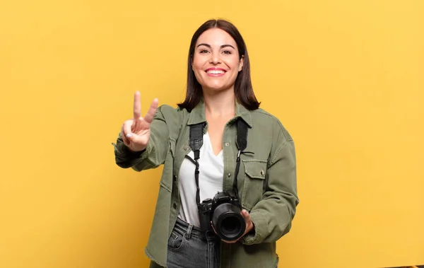 Jonge Mooie Vrouw Glimlachen Kijken Vriendelijk Tonen Nummer Twee Tweede — Stockfoto