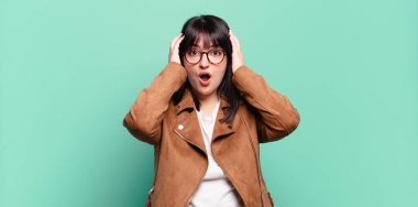 Artı, boyut olarak güzel bir kadın dehşete kapılmış ve şok olmuş hissediyor, el ele tutuşuyor ve bir hata yüzünden panikliyor.