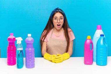 Genç, güzel bir ev sahibi ağzı açık bir şekilde şaşkın ya da şaşırmış bir şekilde 