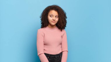 Kız merak ediyor, mutlu düşünceler ve fikirler düşünüyor, hayal kuruyor, kenarda yer arıyor.