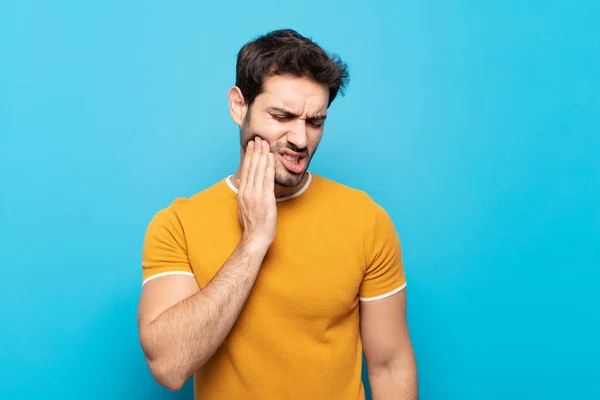 Mladý Pohledný Muž Držící Tvář Trpící Bolestivou Bolestí Zubů Pocit — Stock fotografie