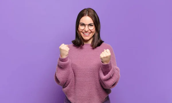 Ung Ganska Avslappnad Kvinna Skriker Triumferande Skrattar Och Känner Sig — Stockfoto